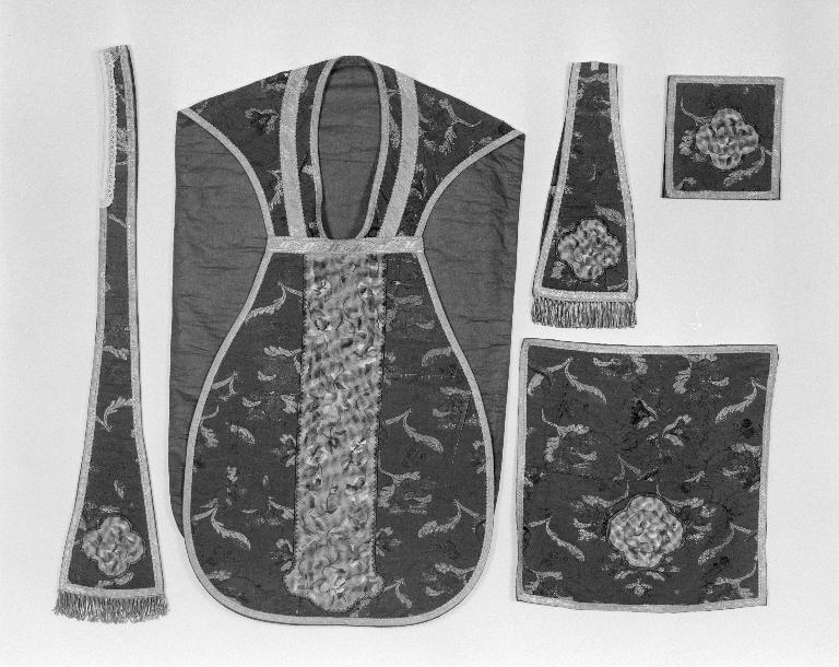 Ornement vert 2 : chasuble, bourse de corporal, étole, manipule, voile de calice, basilique Notre-Dame-du-Roncier (Josselin)