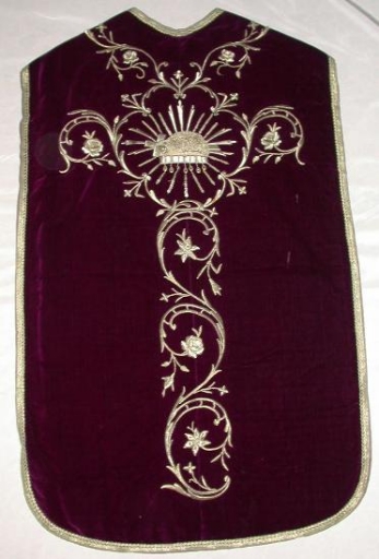 Ornement violet 1 : chasuble, bourse de corporal, étole, manipule, voile de calice