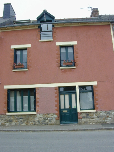Maison à boutique, 11 rue Centrale (Montreuil-le-Gast)