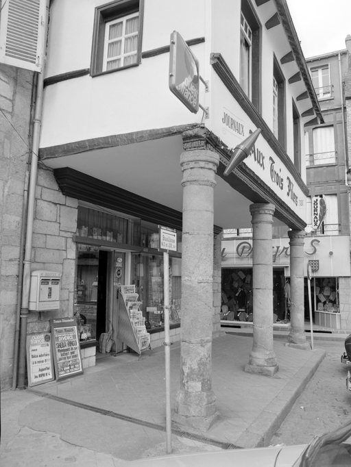 Maison dite des Trois-Piliers, 12 place du Martray, 6 rue Ange Guépin (Pontivy)