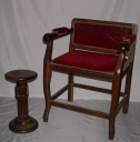 Fauteuil de célébrant et 2 tabourets d'église
