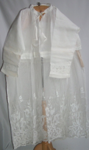 Ensemble de 4 aubes, 3 tunicelles, 2 surplis