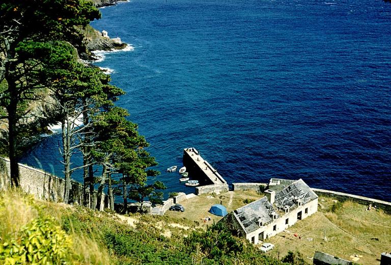 Vue de la partie est de la batterie basse du Mengant, vers 1960 : une caserne est encore en place
