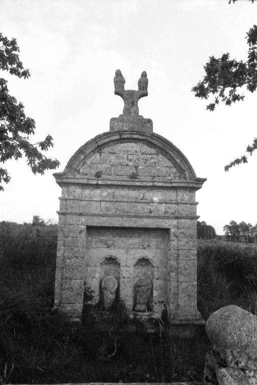 Fontaine de dévotion fontaine des reliques, près de la Croix Macé (Saint-Gérand)