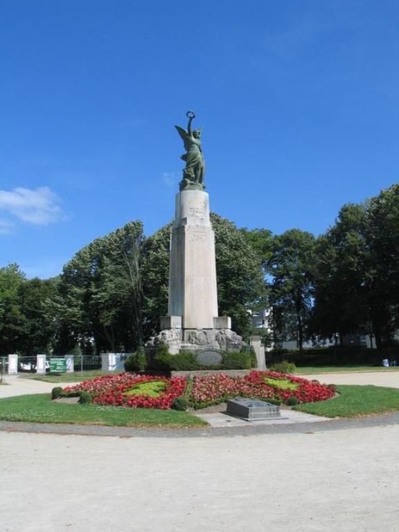 Monument aux morts de la guerre 1914-1918, Saint-Tropez ; rue Jehan de Bazvalan ; rue Alexandre Le Pontois (Vannes)