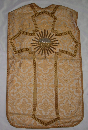 Ornement doré 1 : chasuble, manipule