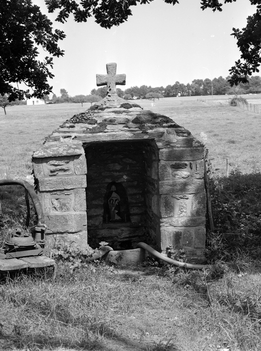 Fontaine de dévotion, au village (Tréal)