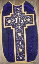 Ornement violet : chasuble, étole, manipule et voile de calice