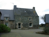 Ferme, à l'est de Kerleüiné (Pluméliau fusionnée en Pluméliau-Bieuzy en 2019)