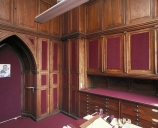 Ensemble de meubles de sacristie : chasublier, 19 placards de sacristie, lambris de revêtement