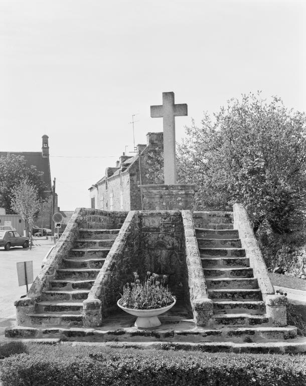 Croix monumentale, place de la Chapelle (Theix fusionnée en Theix-Noyalo en 2016)