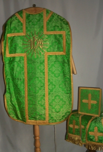 Ornement vert 3 : chasuble, étole, manipule, voile de calice, bourse de corporal