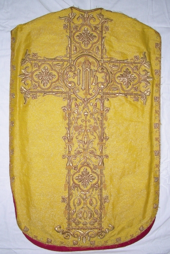 Ornement doré : chasuble et voile de calice