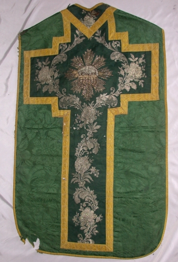 Ornement vert : chasuble, bourse de corporal, manipule, voile de calice