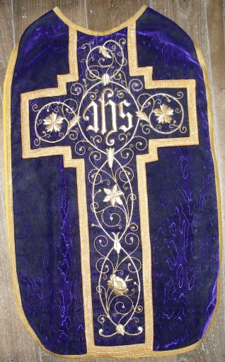 Ornement violet : chasuble, étole, manipule et voile de calice