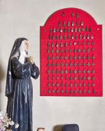 Ensemble de médailles militaires offertes en ex-voto, sanctuaire Notre-Dame-de-la-Peinière (Saint-Didier)