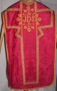 Ornement rouge 2 : chasuble, étole, manipule, voile de calice