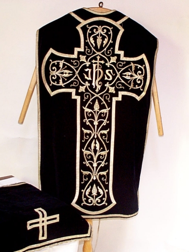 Ornement noir : chasuble, voile du calice
