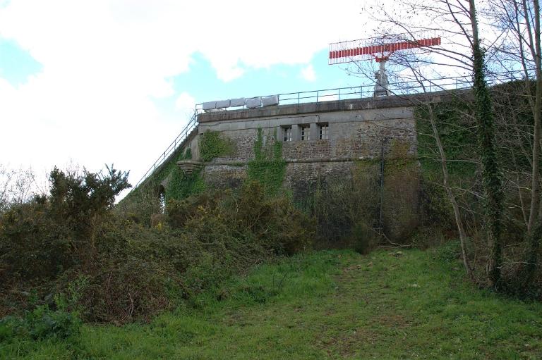 Vue de la partie haute du fort du Mengant : angle nord-est, vestiges d'un cul de lampe d'échauguette, cordon de magistral de l'escarpe et rampe-funiculaire du bâtiment de la base d'essais de radiodétection (état en 2005)
