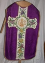 Ornement violet 2 : chasuble, bourse de corporal, étole, manipule