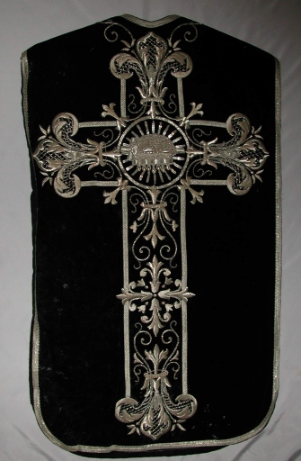 Ornement noir 2 : chasuble, bourse de corporal, étole, manipule, voile de calice (Saint-Pierre-de-Plesguen fusionnée en Mesnil-Roc'h en 2019)