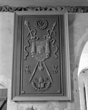 Bas-relief : les instruments de la Passion, sainte Face, église paroissiale Saint-Vinoc (Plouhinec-29)