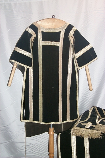 Dalmatiques (2) ; manipules (2) ; étole 2 (Maure-de-Bretagne fusionnée en Val d'Anast en 2017)