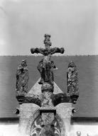 Calvaire édicule (calvaire extérieur) : calvaire, Vierge de Pitié, sainte Marie-Madeleine, saint Paul, saint Pierre, sainte Catherine, chapelle Sainte-Anne-la-Palud (Plonévez-Porzay)