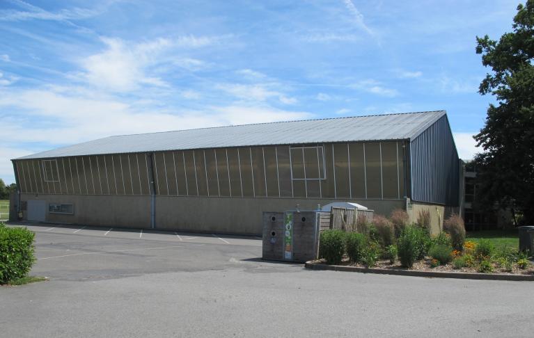 Complexe sportif, place du chanoine Delalande (Etrelles)