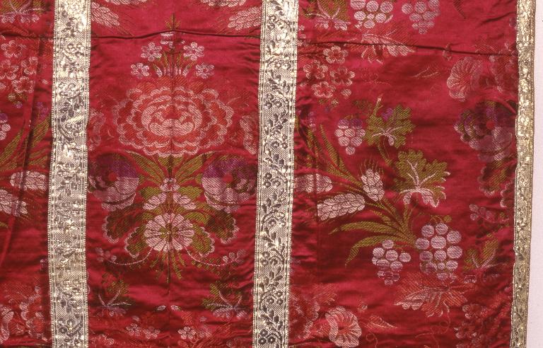 Chasuble, bourse de corporal, étole, manipule, voile de calice, ornement, chapelle Saint-Sauveur, Saint-Nicolas (Arzon)