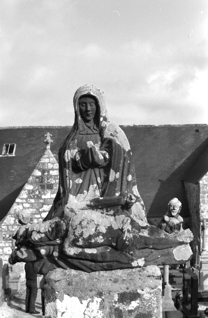 Groupe sculpté (d'applique) : Vierge de Pitié (1)
