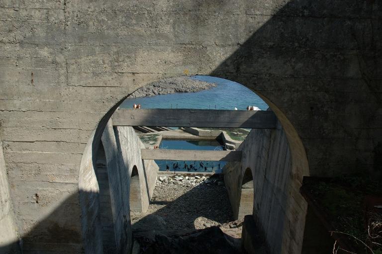 Vue de la rampe-funiculaire du bâtiment dessai de radiodétection (état en 2005). A la base, la plate-forme déchouage à marée basse