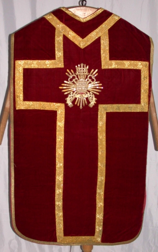 Ornement rouge 4 : chasuble, bourse de corporal, étole