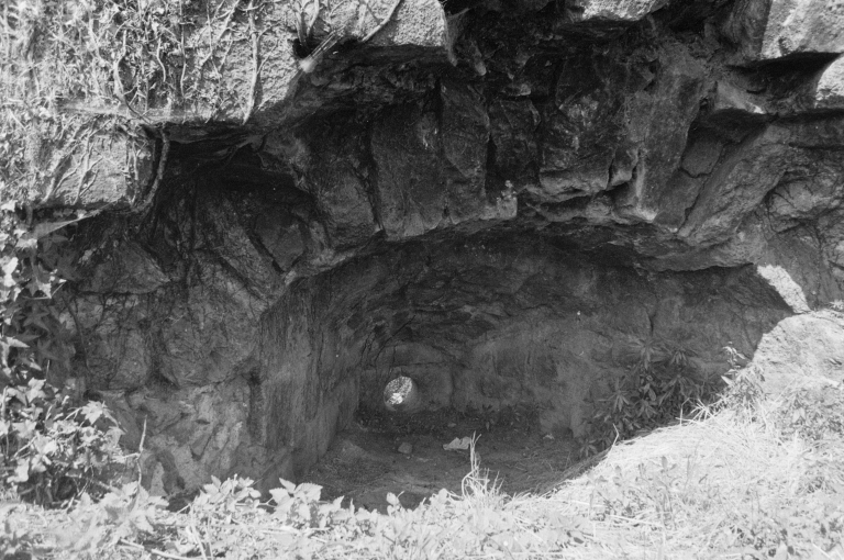 Restes du Vieux-Château, place du Château (Hédé fusionnée avec Bazouges-sous-Hédé pour former la commune de Hédé-Bazouges en 2009).