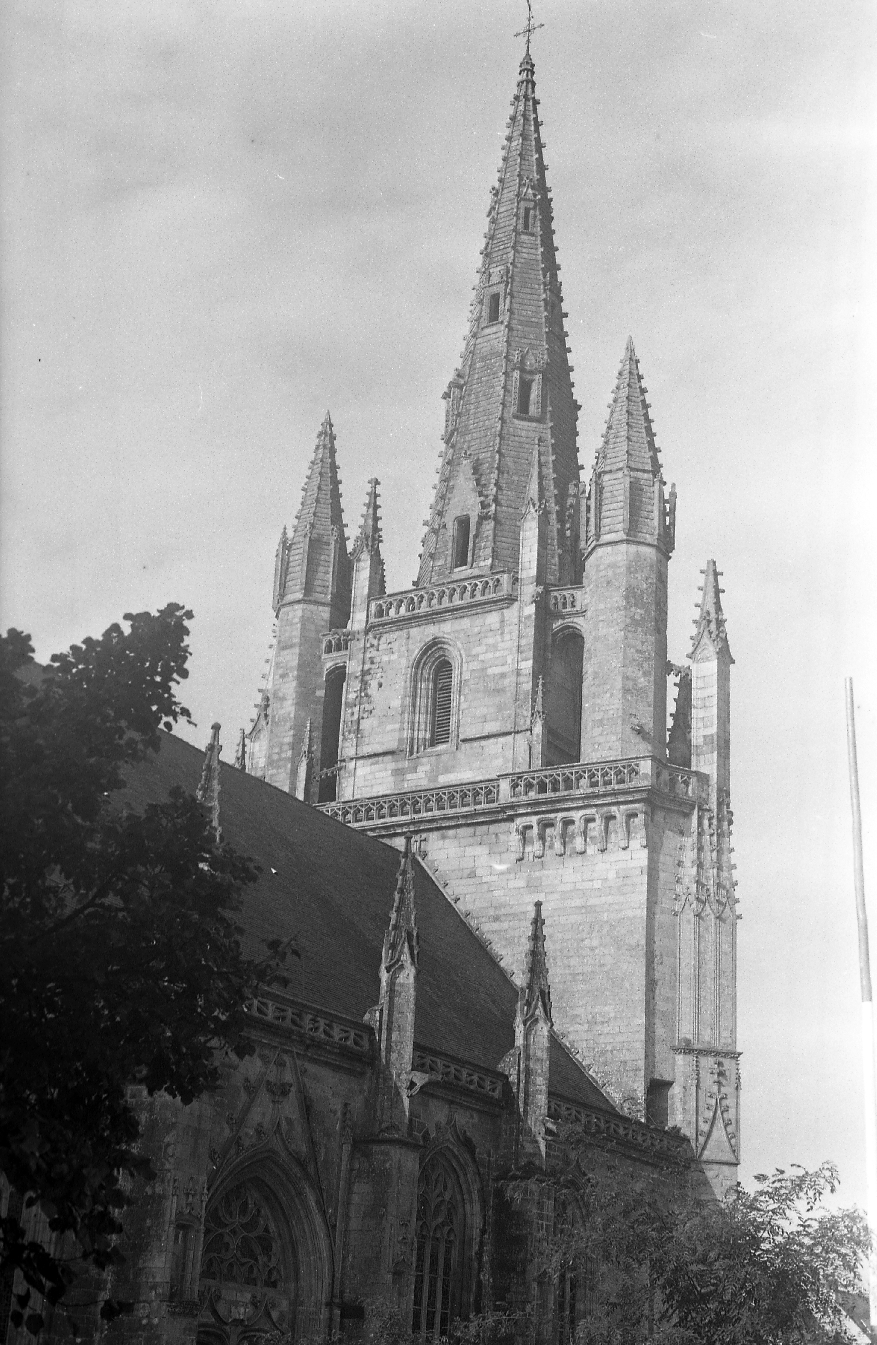 Basilique Notre-Dame-de-Paradis et ses abords, place Maréchal Foch (Hennebont)
