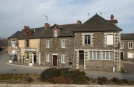 Alignements d'une maison et de deux maisons à boutique, 1, 3, 5 rue des Ecoles (Montreuil-sur-Ille)