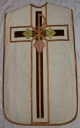 Ornement blanc 1 : chasuble, bourse de corporal, étole, manipule, voile de calice