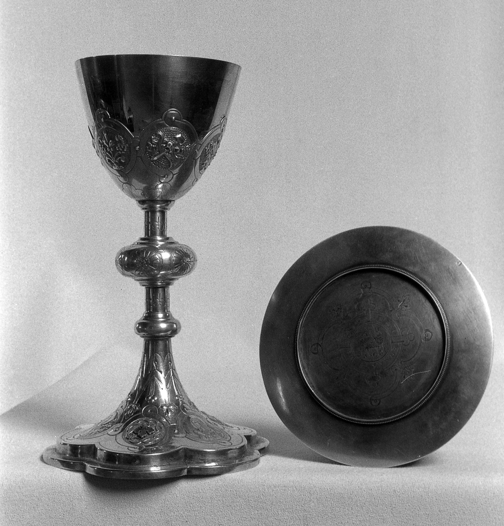 Calice, patène (3), église paroissiale Saint-Caradec (Saint-Caradec-Trégomel)