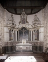 Ensemble du maître-autel : autel, tabernacle, 2 gradins d'autel, retable, 3 degrés d'autel