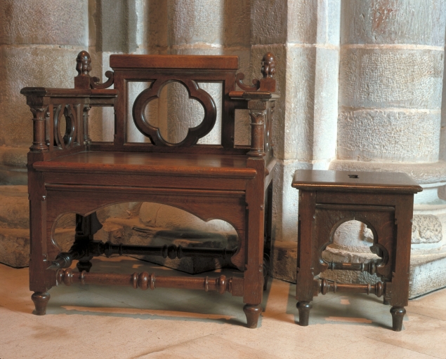 Fauteuil de célébrant, 4 tabourets d'église
