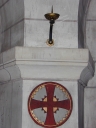 Croix de consécration (12) ; chandeliers de consécration (12)