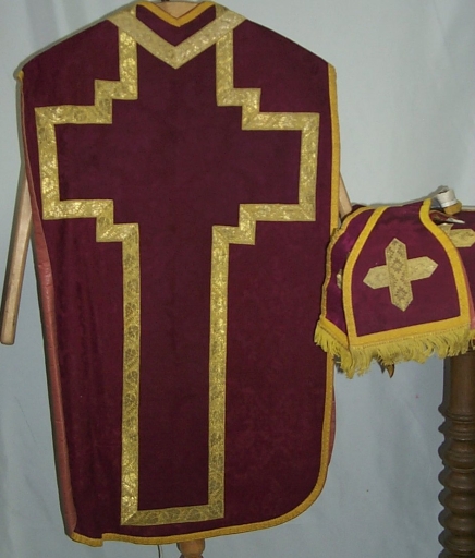 Ornement violet 1 : chasuble, étole, manipule, voile de calice (Guipry fusionnée en Guipry-Messac en 2016)