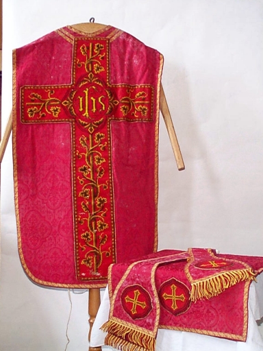 Ornement rouge 2 : chasuble, étole, manipule, voile de calice (Campel fusionnée en Val d'Anast en 2017)