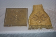 Ornement doré 3 : manipule, bourse de corporal (Maure-de-Bretagne fusionnée en Val d'Anast en 2017)