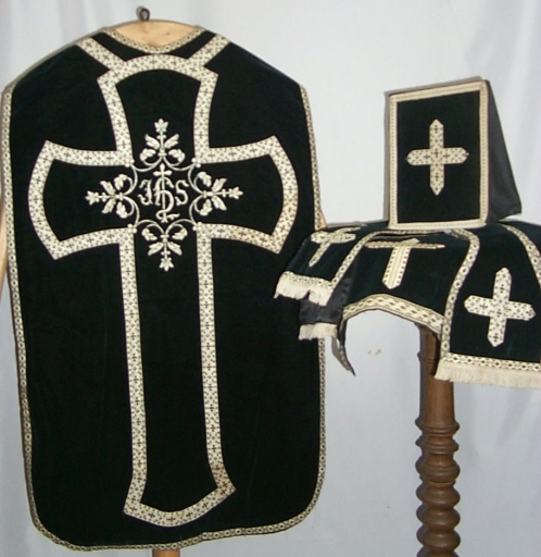 Ornement noir 1 : chasuble, bourse de corporal, étole, manipule, voile de calice (Guipry fusionnée en Guipry-Messac en 2016)