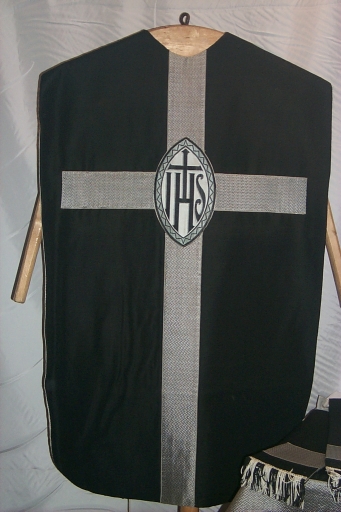 Ornement noir 2 : chasuble, étole, voile de calice, manipule, bourse de corporal (Maure-de-Bretagne fusionnée en Val d'Anast en 2017)