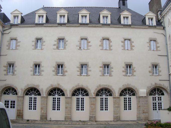 Couvent du Père Eternel, puis Maison de la Charité de Saint-Louis, et clinique Saint-Louis, 18 place Théodore Decker ; rue Madame Molé ; avenue du maréchal de Lattre de Tassigny (Vannes)
