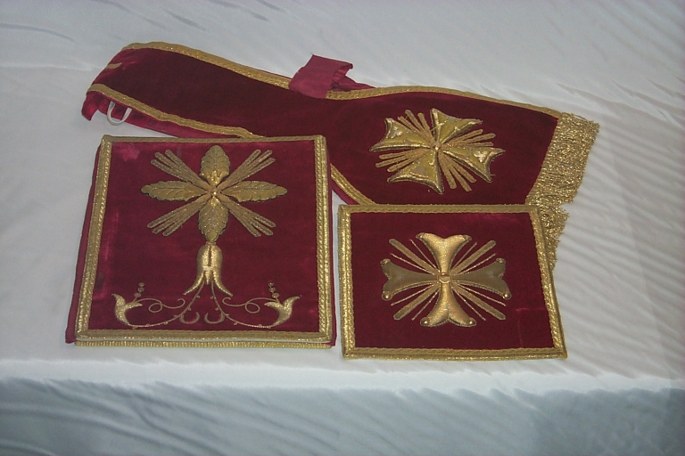 Ornement rouge 4 : manipule, bourse de corporal, pale (Maure-de-Bretagne fusionnée en Val d'Anast en 2017)