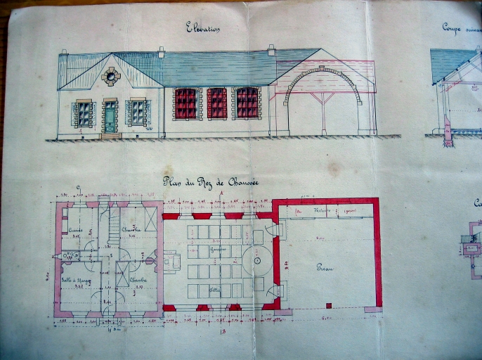 La mairie et les écoles primaires sur la commune de Locoal-Mendon