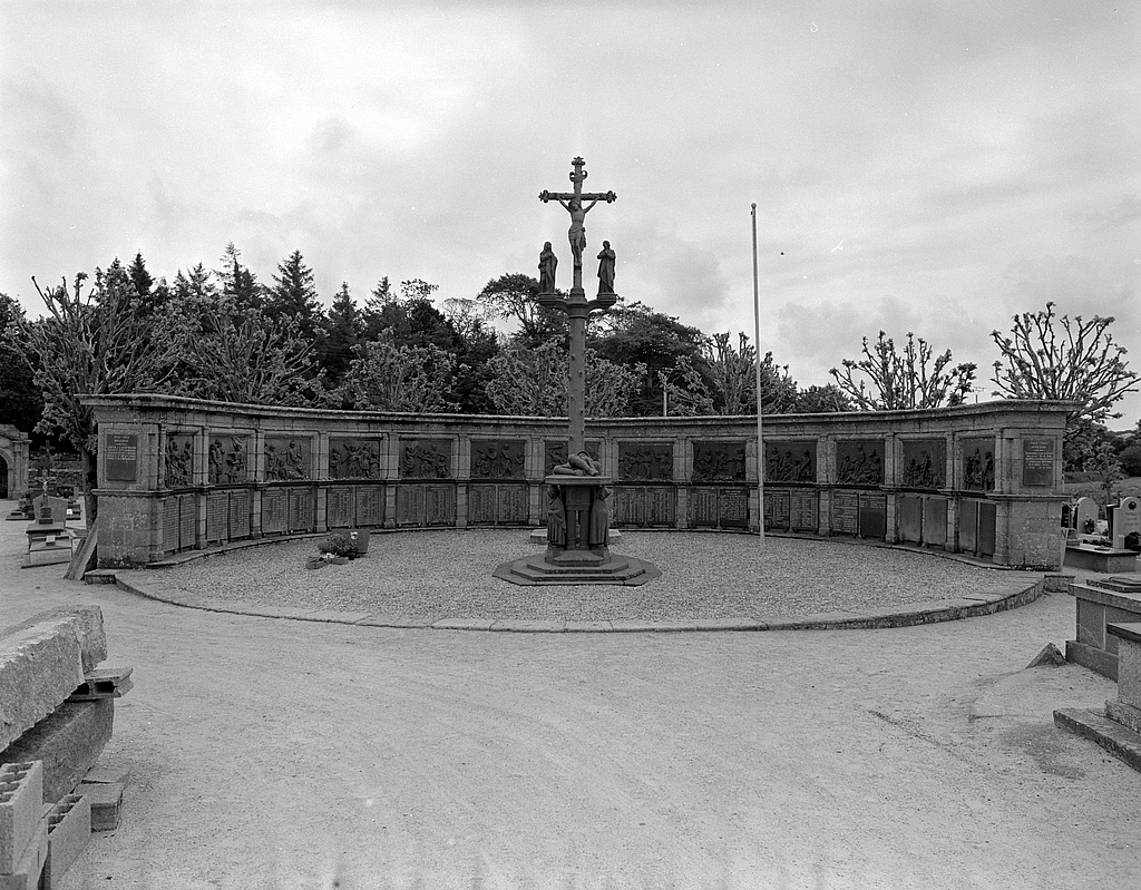 Monument aux morts de la guerre 1914-1918, calvaire, rue du Port (Saint-Pol-de-Léon)